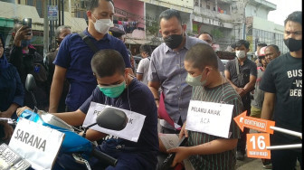20 Adegan Bocah Ingusan Menyerang Warung Sate Mayang