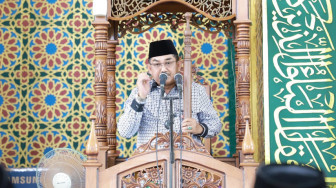 Anwar Sadat Khutbah Jumat di Masjid Agung Pemda Ulul Azmi Riau