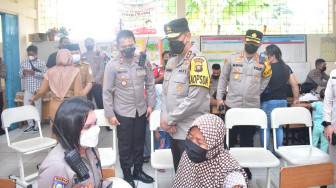 Kapolda Tinjau Vaksinasi Serentak Anak dan Lansia di SDN 66 Kota Jambi