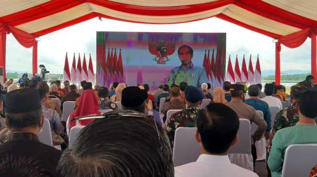 Angin Segar Jokowi untuk Pers di Mahfud MD, Tinggal Tendang, Mau Kaki Kiri atau Kanan
