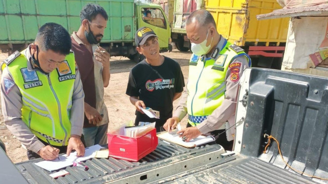 11 Truk Batu Bara Tabrak Aturan Kena Tilang