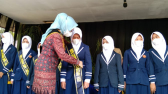 Kedatangan Hesti Haris dan Zulva Fadhil Suatu Kehormatan bagi Kepsek Rahmini