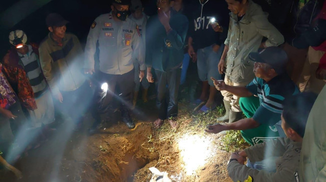 Jenazah Mayat Dalam Karung Jangkat Dimakamkan di Kampung Halaman