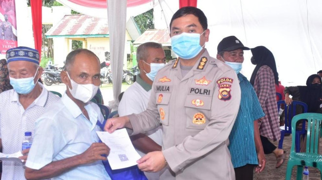 Kombes Mulia Prianto Tinjau Vaksinasi Anak dan Lansia di Muarojambi