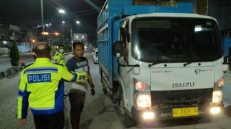 Membandel... Truk Roda Enam Nekat Masuk Kota