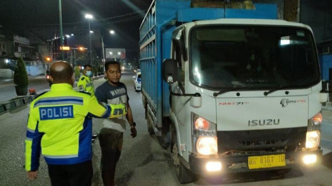 Membandel... Truk Roda Enam Nekat Masuk Kota