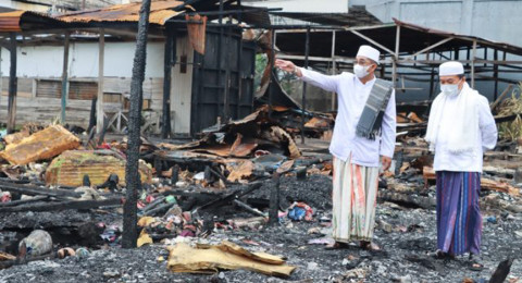 Anwar Sadat Dampingi Gubernur Jambi Serahkan Bantuan Kebakaran