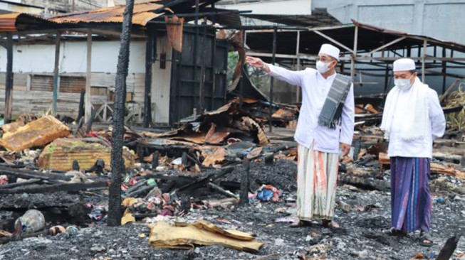 Anwar Sadat Dampingi Gubernur Jambi Serahkan Bantuan Kebakaran