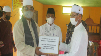 Safari Jumat di Masjid Nurul Ikhlas, Anwar Sadat Serahkan Bantuan Alquran dan CSR