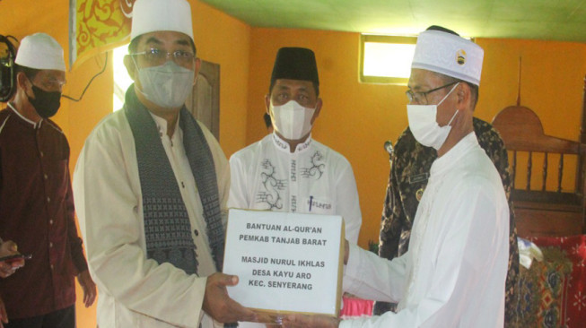 Safari Jumat di Masjid Nurul Ikhlas, Anwar Sadat Serahkan Bantuan Alquran dan CSR
