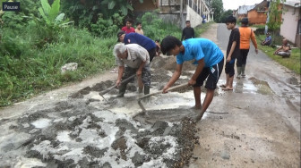 Warga Puri Masurai I Patungan Tambal Jalan Rusak