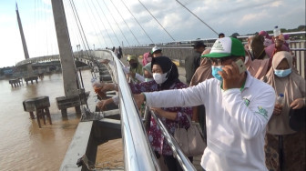 Menjernihkan Air Sungai Batanghari dengan Eco Enzyme