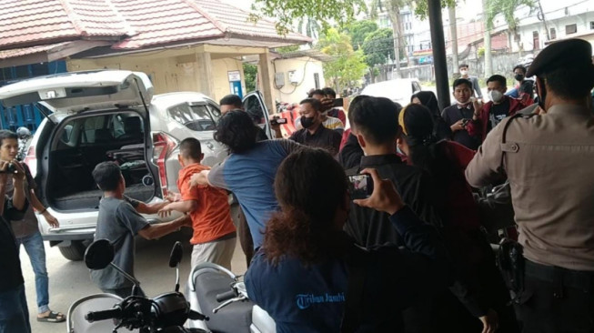 Keluarga Korban Pembunuhan di Pasar Angso Duo Geruduk Pelaku