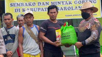 Wakapolda Beri Bansos Minyak Goreng ke Warga Desa Pauh