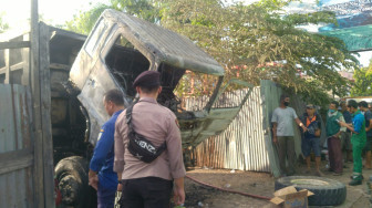 Kena Percikan Las, Sebuah Truk Terbakar di Bengkel
