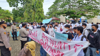Kepsek SMAN 3 Muaro Jambi Didemo Siswa