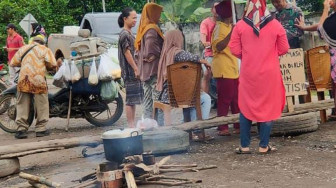 Protes Angkutan Batubara, Emak-Emak Masak di Tengah Jalan