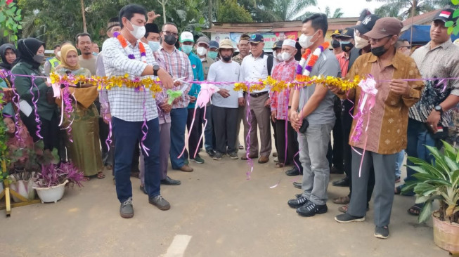 Bupati Fadhil Hadiri HUT Desa Bukit Sari