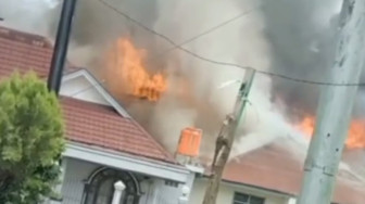 Tujuh Armada Padamkan Kebakaran Rumah Bos Emas