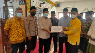 Bupati Romi Sholat Ashar Berjamaah di Masjid Agung Nurul Huda Geragai