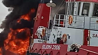 Kapal Pengangkut Minyak Terbakar Saat Memuat BBM