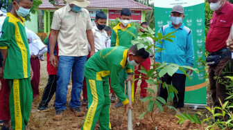 Rayakan Hari Bumi, Asian Agri Ajak Masyarakat Tanam Pohon