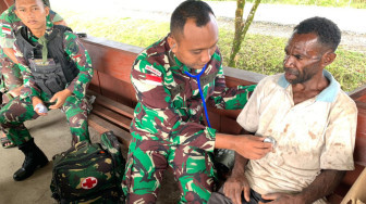 Satgas Yonif Raider 142/KJ Periksa Kesehatan Warga Perbatasan