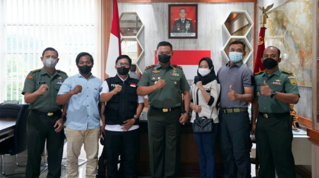 Pererat Kemitraan, Danrem 042/Gapu Bagikan Bingkisan Lebaran dengan Wartawan