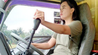 Kisah Gadis Cantik Sopir Truk Batubara