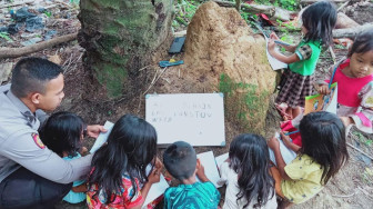 Dua Polisi Keturunan SAD Ajar Anak Rimba Membaca dan Menulis