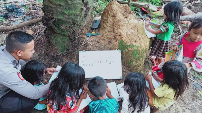 Dua Polisi Keturunan SAD Ajar Anak Rimba Membaca dan Menulis