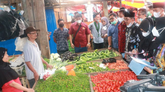 Pastikan Stok Sembako, Anwar Sadat Sidak Pasar Tanggo Rajo