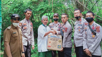 Kapolda Jambi Distribusikan Bantuan untuk Warga SAD Air Hitam