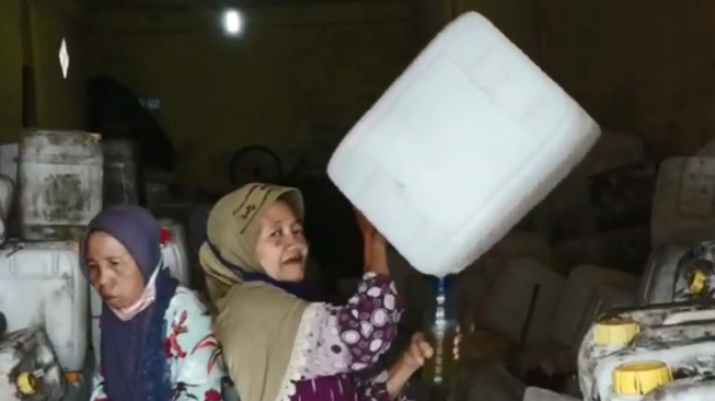 Miris… Nenek-Nenek Kais Minyak Goreng Sisa dari Galon