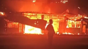 Korsleting Listrik, Rumah Makan di Kota Baru Ludes Terbakar