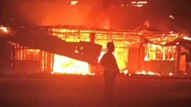 Korsleting Listrik, Rumah Makan di Kota Baru Ludes Terbakar