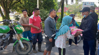 Mashuri Bagikan Beras ke Pasukan Orange