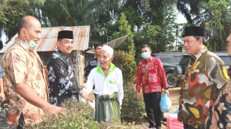 Anwar Sadat dan Hairan Serahkan Bantuan Kebakaran di Desa Purwodadi