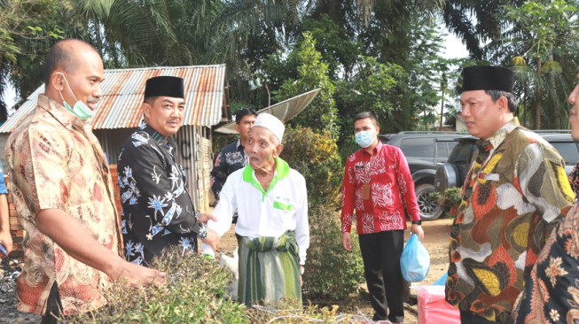Anwar Sadat dan Hairan Serahkan Bantuan Kebakaran di Desa Purwodadi