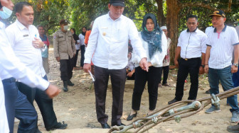 Hairan Tinjau Jembatan Putus di Desa Rantau Benar