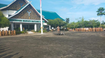 Fadhil Pimpin Upacara Hari Pertama Kerja Pasca Lebaran