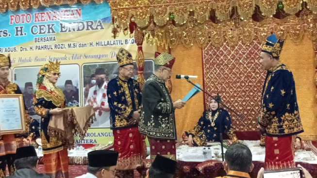 Hilallatil Badri Dianugerahi Gelar Adipati Setio Negeri