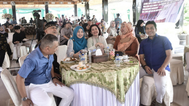 Obati Kerinduan, Bupati Batanghari Bertemu Kawan-kawan Sekolah