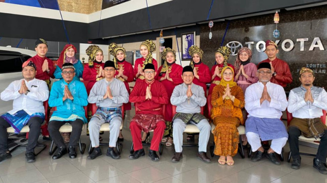 Meriahkan HUT Kota Jambi, Agung Toyota Sipin Kenakan Pakaian Melayu