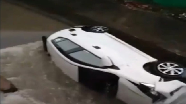Sopir Mabuk, Mobil Terjerembab Masuk Got di Jalan Sudirman