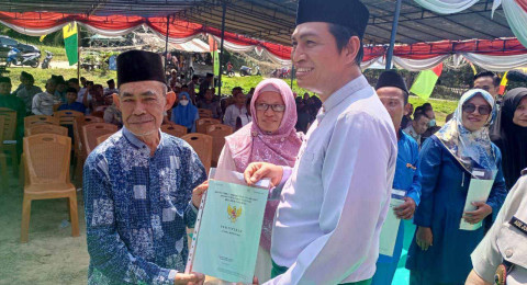 Fadhil Arief Serahkan 250 Sertifikat ke Masyarakat