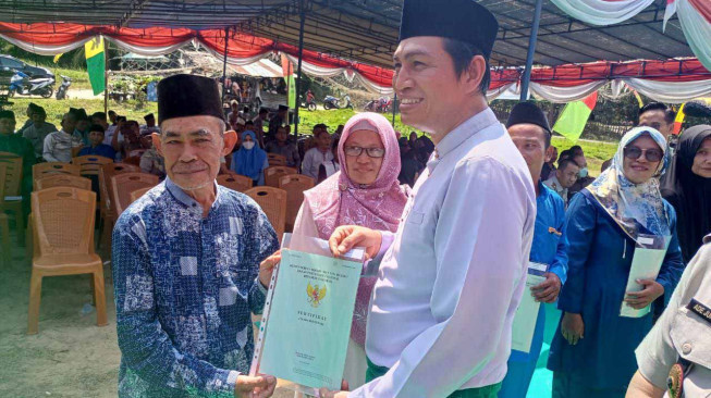 Fadhil Arief Serahkan 250 Sertifikat ke Masyarakat