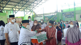Walikota Fasha Serahkan Zakat kepada 10 Ribu Mustahik