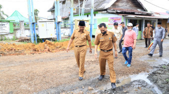 Anwar Sadat Pantau Langsung Kondisi Jalan Hidayat