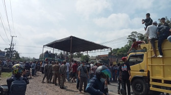 Ribuan Warga Sridadi Usir Truk Angkutan Batu Bara